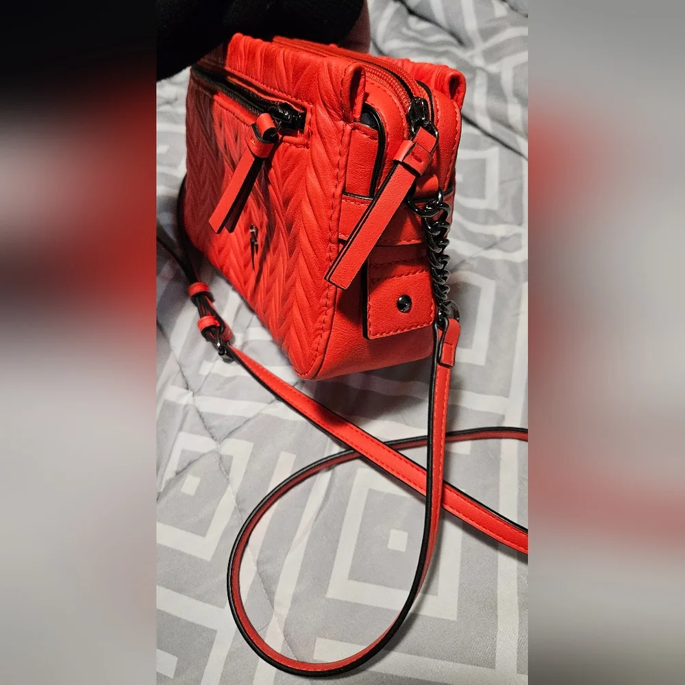 Vera Wang Faux Leather crossbody purse - Picture 7 of 8